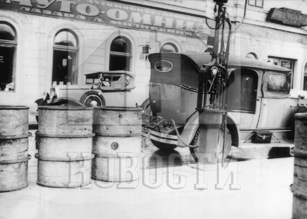 Београдске приче: По бензин међу КАНТЕ, овако су некада изгледале бензинске пумпе у престоници (ФОТО)